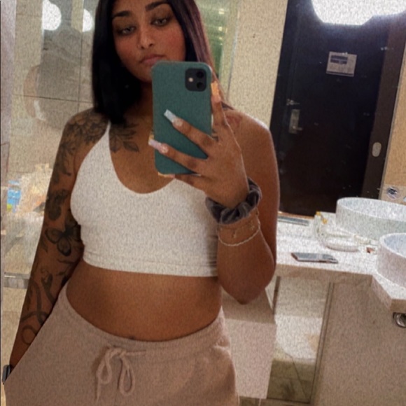 Meet your Posher, Sav - Picture 3 of 5